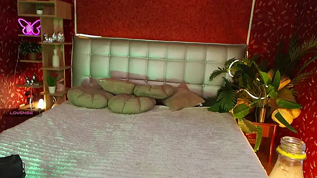 AuroraAksnesss online show from February 10, 2025, 1:44 pm