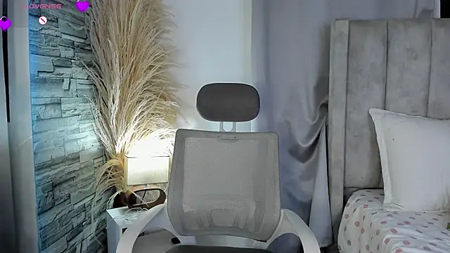 Snapshot of AmberGray_ chatting on June 6, 2026, 1:44 am AmberGray online show from June 6, 2026, 1:44 am