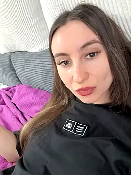 Snapshot of viviandaimond1 chatting on November 14, 2025, 9:35 am viviandaimond1 online show from November 14, 2025, 9:35 am