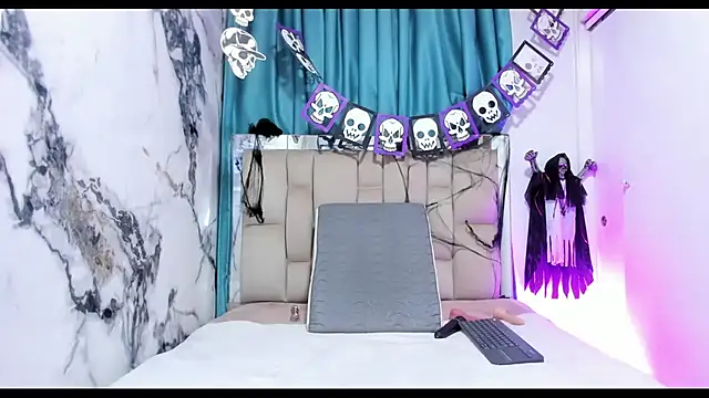 dafne queenn online show from October 13, 2025, 1:02 pm