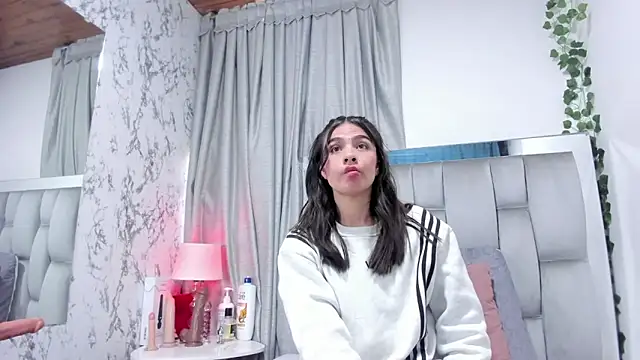 dafne queenn online show from September 26, 2025, 1:07 pm