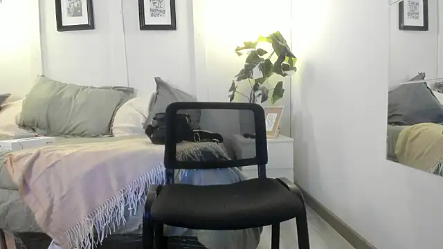 Snapshot of Caroline_dh chatting on February 8, 2026, 2:04 pm Caroline dh online show from February 8, 2026, 2:04 pm