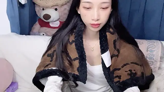 Snapshot of Lili-2 chatting on February 5, 2026, 12:56 pm Lili-2 online show from February 5, 2026, 12:56 pm