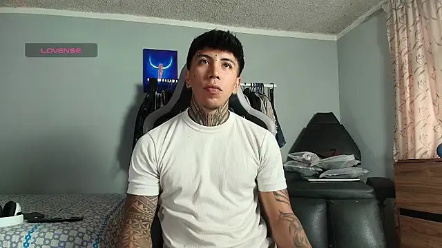 Nickhot0609 online show from March 5, 2026, 9:43 pm