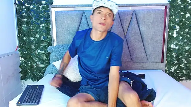 Snapshot of Edward_Milleer chatting on December 14, 2024, 4:08 pm Edward Milleer online show from December 14, 2024, 4:08 pm