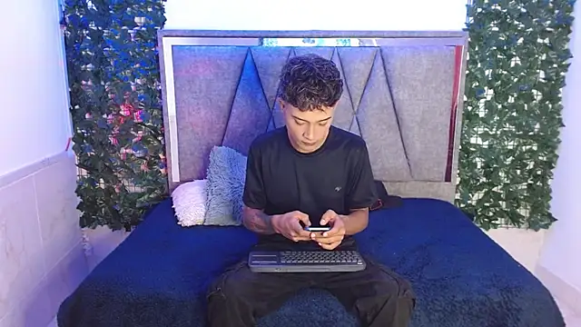 Snapshot of Edward_Milleer chatting on December 13, 2024, 2:38 pm Edward Milleer online show from December 13, 2024, 2:38 pm