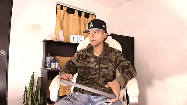 Snapshot of Edward_Milleer chatting on October 17, 2025, 11:56 am Edward Milleer online show from October 17, 2025, 11:56 am