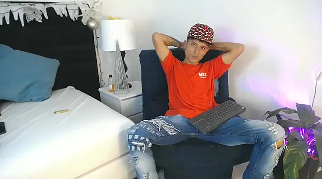 Snapshot of Edward_Milleer chatting on December 23, 2024, 3:11 pm Edward Milleer online show from December 23, 2024, 3:11 pm