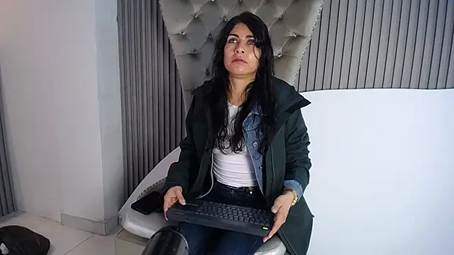 Melodi Roux online show from May 9, 2026, 11:57 am
