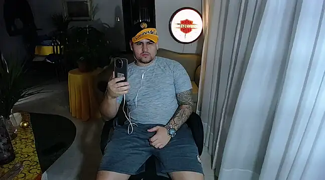 Snapshot of pitbullveryhot chatting on February 10, 2025, 9:58 am pitbullveryhot online show from February 10, 2025, 9:58 am