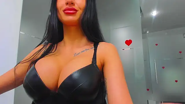 Snapshot of Queenrafaella chatting on May 29, 2026, 4:07 am Queenrafaella online show from May 29, 2026, 4:07 am