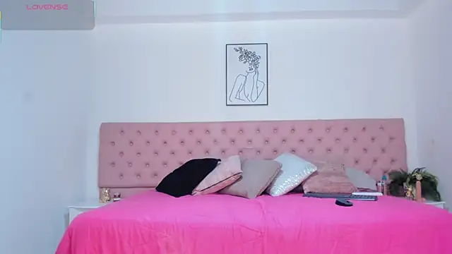 CarolinaGlamour online show from November 19, 2025, 7:58 pm