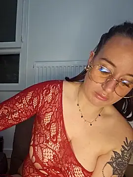 lindsay 33off online show from April 5, 2026, 9:10 pm