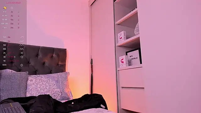 Snapshot of mia_world_ chatting on February 4, 2025, 10:02 pm mia world online show from February 4, 2025, 10:02 pm