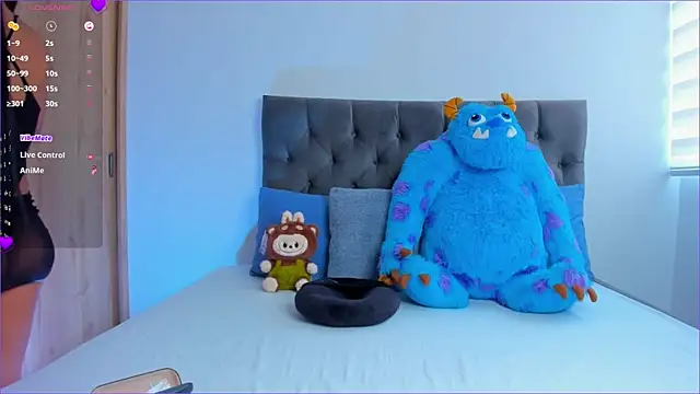 Snapshot of mia_world_ chatting on September 30, 2025, 4:35 pm mia world online show from September 30, 2025, 4:35 pm