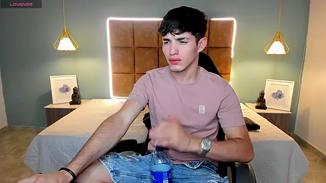 Snapshot of AlejooTwink chatting on March 3, 2026, 1:34 am AlejooTwink online show from March 3, 2026, 1:34 am