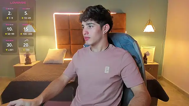 AlejooTwink online show from November 5, 2025, 3:42 am