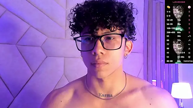 AkazaBoy  online show from November 30, 2025, 9:04 pm