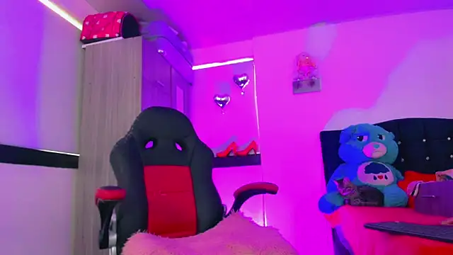 Hellen moons   online show from February 9, 2026, 7:12 pm