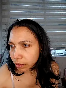 KimPielCanela online show from October 23, 2025, 9:35 pm