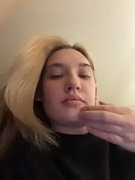 Holly Molii online show from June 3, 2026, 4:02 am