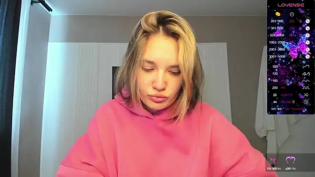 Snapshot of Holly_Molii chatting on September 11, 2025, 2:11 am Holly Molii online show from September 11, 2025, 2:11 am