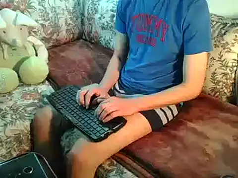 Snapshot of anwarlovemaroc chatting on March 1, 2025, 8:32 pm anwarlovemaroc online show from March 1, 2025, 8:32 pm