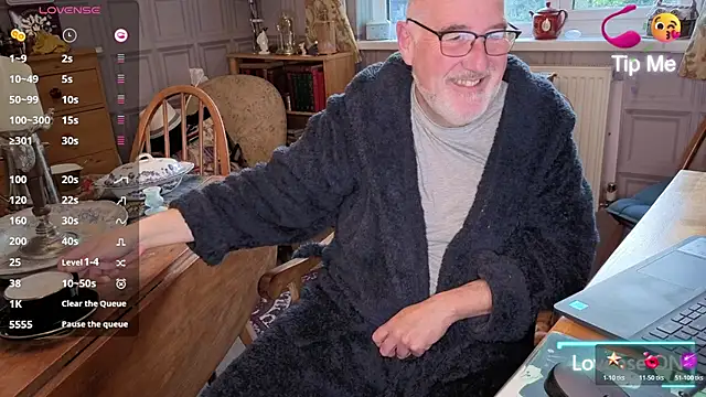 Adamdaddybear online show from October 28, 2025, 7:29 am