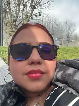 Miapeyton online show from March 18, 2025, 3:33 pm