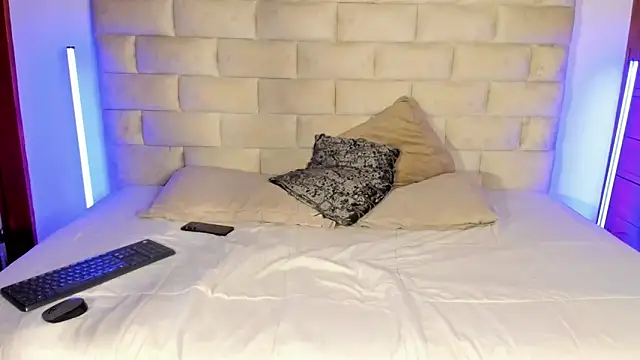 Snapshot of Latrellx7 chatting on February 5, 2026, 12:06 am Latrellx7 online show from February 5, 2026, 12:06 am