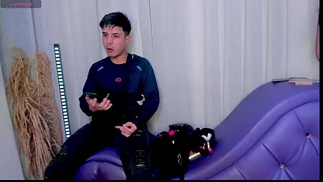 Yourslust  online show from December 4, 2025, 8:08 pm