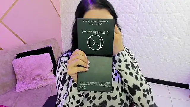 Violetaa diazz online show from November 6, 2025, 9:08 pm