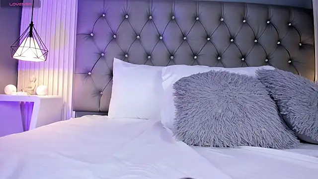 VioletthaRous online show from March 19, 2026, 10:43 pm