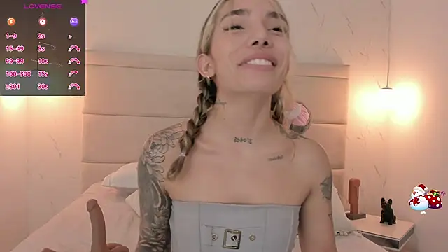 Snapshot of Mollymoon1 chatting on December 20, 2025, 5:27 pm Mollymoon1 online show from December 20, 2025, 5:27 pm