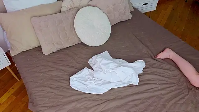 L1ittle kitty  online show from February 4, 2026, 9:54 pm