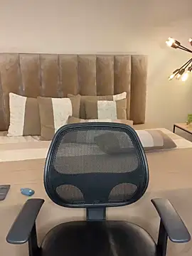 Alisha-Bond online show from March 4, 2025, 2:17 am