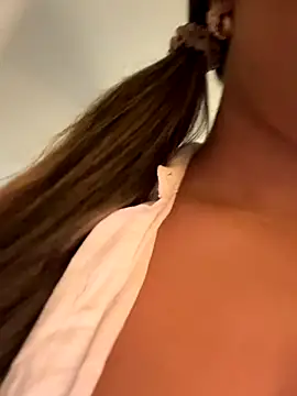 Alisha-Bond online show from October 31, 2025, 7:21 pm