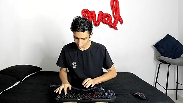 Snapshot of evanscollins chatting on October 18, 2025, 8:11 pm evanscollins online show from October 18, 2025, 8:11 pm