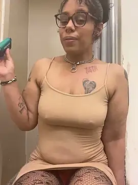 Snapshot of Princess_Desirae chatting on May 17, 2026, 5:29 am Princess Desirae online show from May 17, 2026, 5:29 am