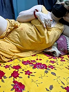 Snapshot of Raja_Ranii chatting on October 31, 2025, 5:20 pm Raja Ranii online show from October 31, 2025, 5:20 pm