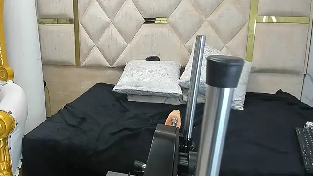 Snapshot of Criistaal_ chatting on March 5, 2025, 4:13 am Criistaal online show from March 5, 2025, 4:13 am