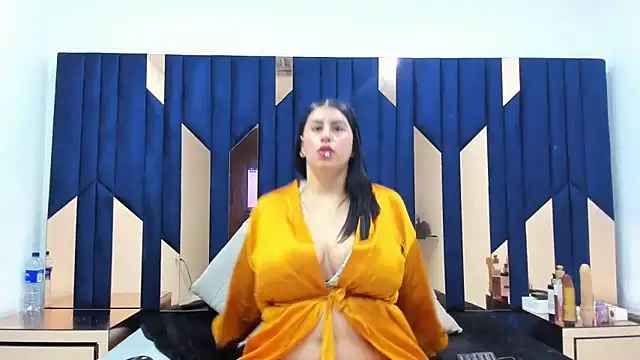 Snapshot of Criistaal_ chatting on February 16, 2025, 8:32 am Criistaal online show from February 16, 2025, 8:32 am