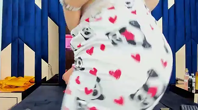 Snapshot of Criistaal_ chatting on January 19, 2025, 4:12 am Criistaal online show from January 19, 2025, 4:12 am