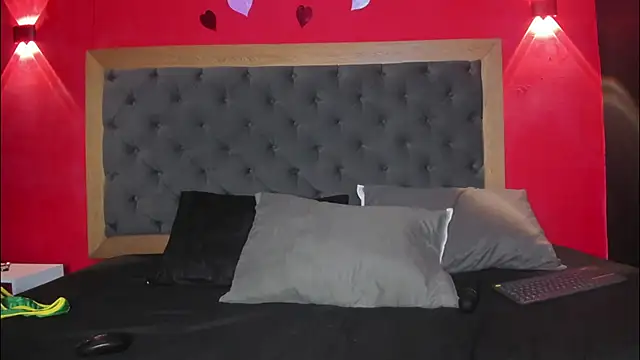 YayaHilton online show from April 16, 2026, 4:57 am