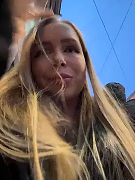 mur girl online show from December 4, 2025, 1:21 pm