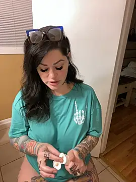 Snapshot of TexasTattooedHouseWife chatting on March 4, 2025, 12:44 pm TexasTattooedHouseWife online show from March 4, 2025, 12:44 pm