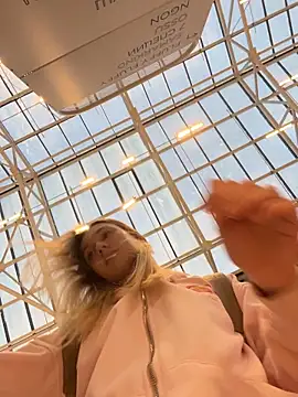 Lia  Love online show from November 17, 2025, 12:09 pm