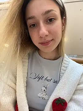 Lia  Love online show from October 29, 2025, 11:09 am