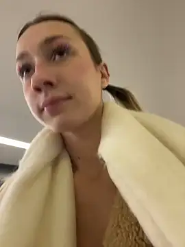 Lia  Love online show from November 28, 2025, 12:05 pm