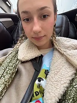 Lia  Love online show from October 6, 2025, 12:06 pm